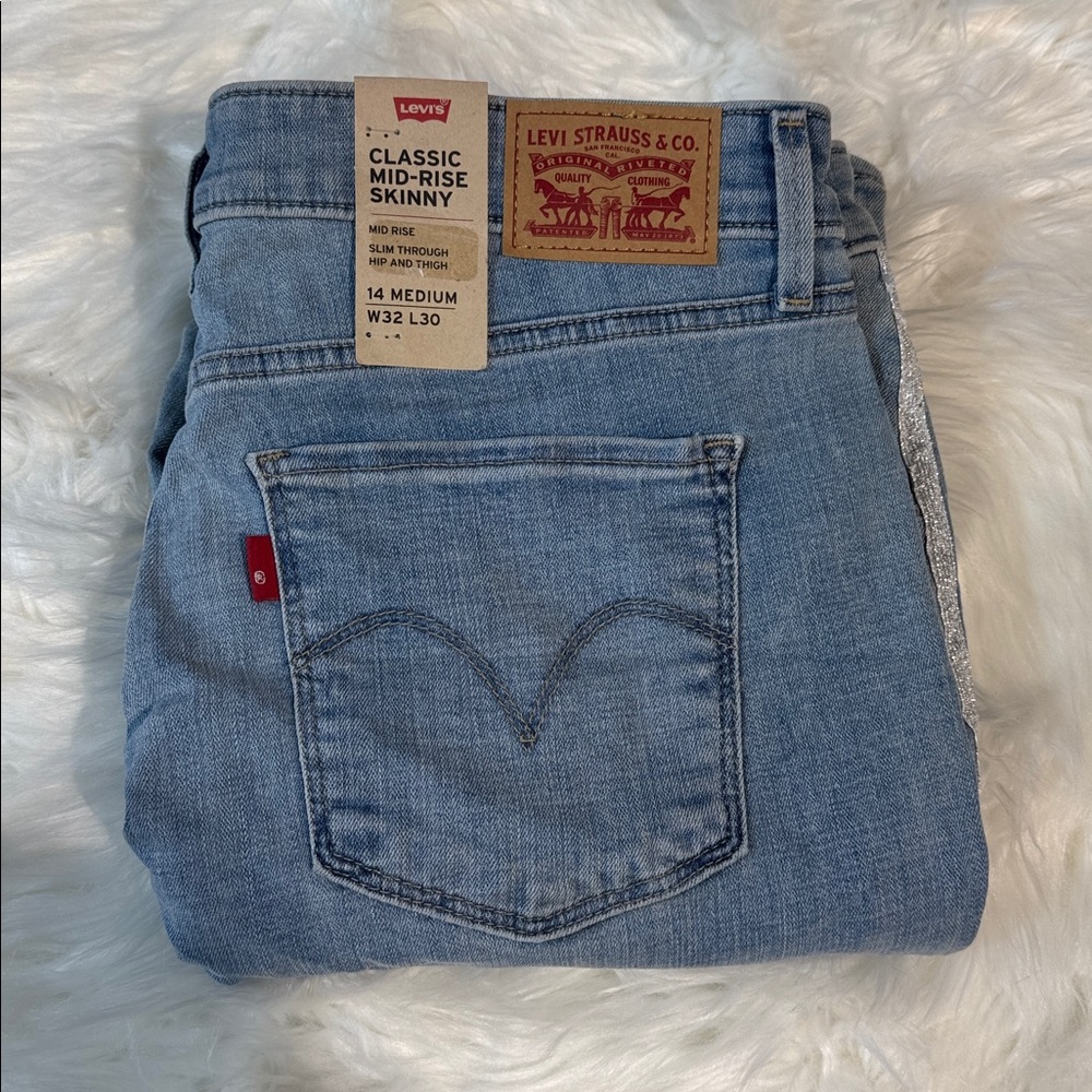 Levi's Classic Denim Jeans in Light Blue - Picture 8 of 8